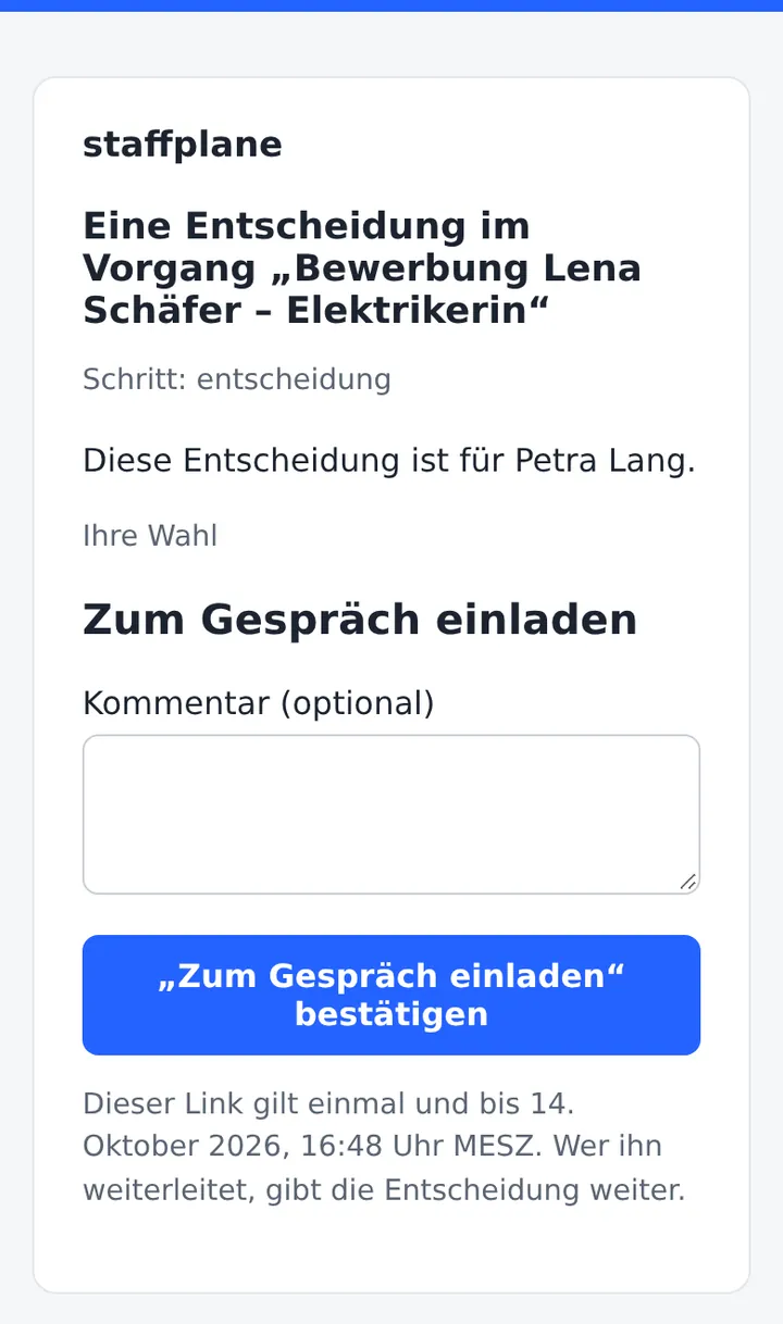 Bildschirmfoto auf dem Telefon: die Entscheidungsseite für Petra Lang im Vorgang „Bewerbung Lena Schäfer – Elektrikerin“ mit der Wahl „Zum Gespräch einladen“, einem Kommentarfeld und einer Schaltfläche zum Bestätigen.